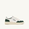 MEDALIST LOW SNEAKER AUS WEISSEM LEDER UND FLASCHENGRÜNEM WILDLEDER MEDALIST LOW SNEAKER AUS WEISSEM LEDER UND FLASCHENGRÜNEM WILDLEDER