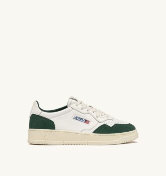 MEDALIST LOW SNEAKER AUS WEISSEM LEDER UND FLASCHENGRÜNEM WILDLEDER