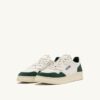 MEDALIST LOW SNEAKER AUS WEISSEM LEDER UND FLASCHENGRÜNEM WILDLEDER MEDALIST LOW SNEAKER AUS WEISSEM LEDER UND FLASCHENGRÜNEM WILDLEDER
