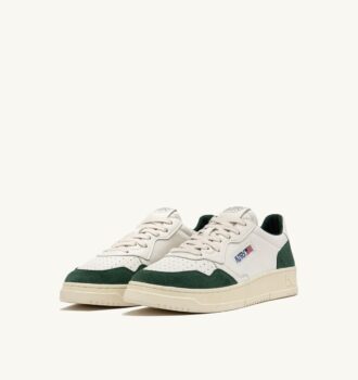 MEDALIST LOW SNEAKER AUS WEISSEM LEDER UND FLASCHENGRÜNEM WILDLEDER