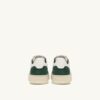 MEDALIST LOW SNEAKER AUS WEISSEM LEDER UND FLASCHENGRÜNEM WILDLEDER MEDALIST LOW SNEAKER AUS WEISSEM LEDER UND FLASCHENGRÜNEM WILDLEDER