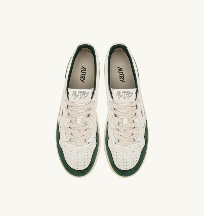 MEDALIST LOW SNEAKER AUS WEISSEM LEDER UND FLASCHENGRÜNEM WILDLEDER MEDALIST LOW SNEAKER AUS WEISSEM LEDER UND FLASCHENGRÜNEM WILDLEDER