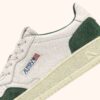 MEDALIST LOW SNEAKER AUS WEISSEM LEDER UND FLASCHENGRÜNEM WILDLEDER MEDALIST LOW SNEAKER AUS WEISSEM LEDER UND FLASCHENGRÜNEM WILDLEDER