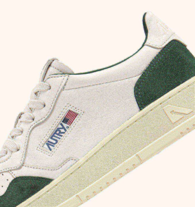 MEDALIST LOW SNEAKER AUS WEISSEM LEDER UND FLASCHENGRÜNEM WILDLEDER MEDALIST LOW SNEAKER AUS WEISSEM LEDER UND FLASCHENGRÜNEM WILDLEDER