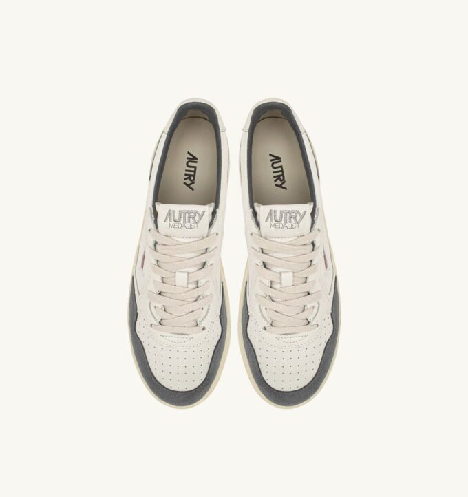 MEDALIST LOW SNEAKER AUS WEISSEM LEDER UND MOREL-WILDLEDER MEDALIST LOW SNEAKER AUS WEISSEM LEDER UND MOREL-WILDLEDER