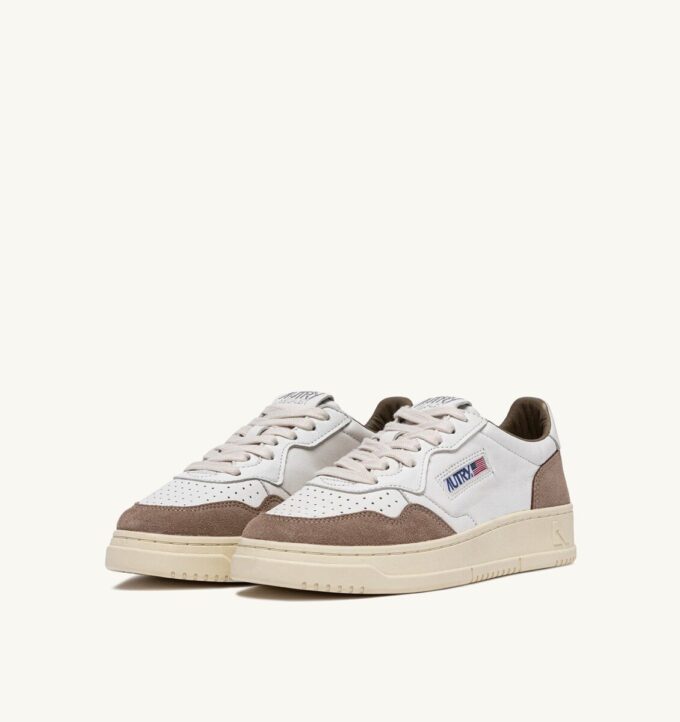 MEDALIST LOW SNEAKER AUS WEISSEM LEDER UND TABAK-WILDLEDER MEDALIST LOW SNEAKER AUS WEISSEM LEDER UND TABAK-WILDLEDER