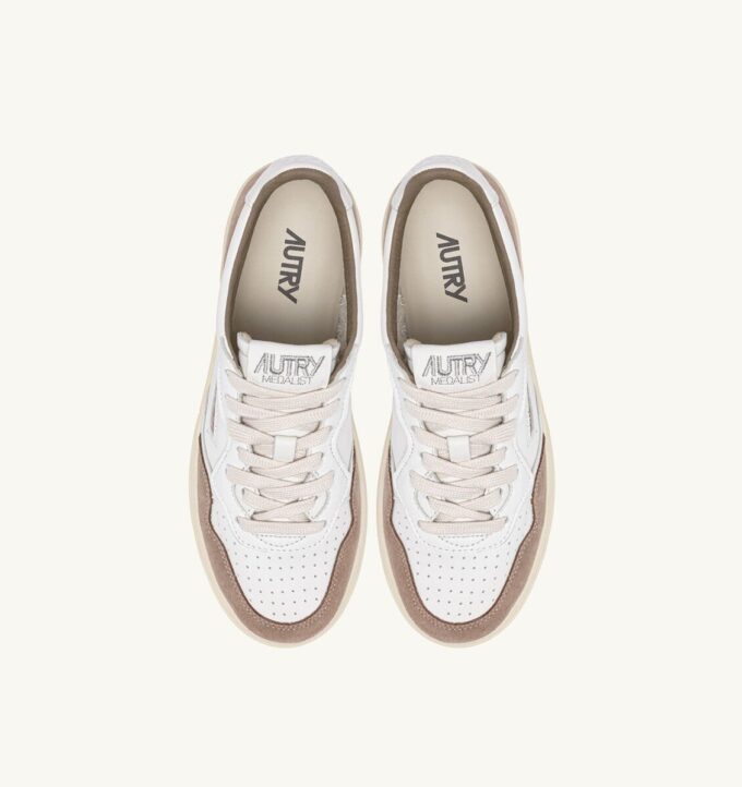 MEDALIST LOW SNEAKER AUS WEISSEM LEDER UND TABAK-WILDLEDER MEDALIST LOW SNEAKER AUS WEISSEM LEDER UND TABAK-WILDLEDER