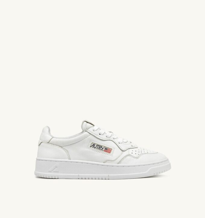MEDALIST LOW SNEAKER AUS WEISSEM, STONE GEWASCHENEM LEDER MEDALIST LOW SNEAKER AUS WEISSEM, STONE GEWASCHENEM LEDER