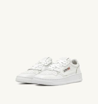 MEDALIST LOW SNEAKER AUS WEISSEM, STONE GEWASCHENEM LEDER