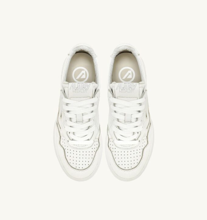 MEDALIST LOW SNEAKER AUS WEISSEM, STONE GEWASCHENEM LEDER MEDALIST LOW SNEAKER AUS WEISSEM, STONE GEWASCHENEM LEDER