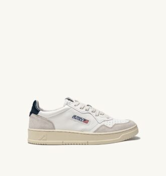 MEDALIST LOW SNEAKER AUS WEISSEM UND BLAUEM LEDER UND BEIGEM WILDLEDER