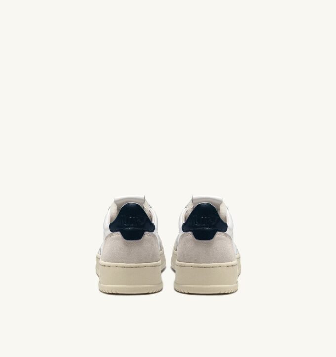 MEDALIST LOW SNEAKER AUS WEISSEM UND BLAUEM LEDER UND BEIGEM WILDLEDER MEDALIST LOW SNEAKER AUS WEISSEM UND BLAUEM LEDER UND BEIGEM WILDLEDER