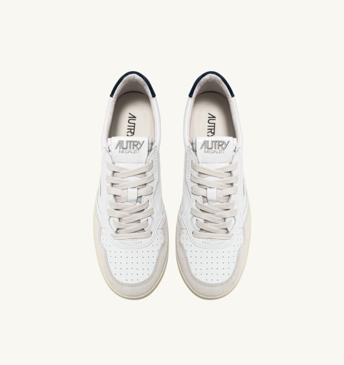MEDALIST LOW SNEAKER AUS WEISSEM UND BLAUEM LEDER UND BEIGEM WILDLEDER MEDALIST LOW SNEAKER AUS WEISSEM UND BLAUEM LEDER UND BEIGEM WILDLEDER