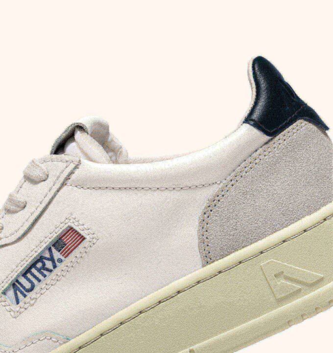 MEDALIST LOW SNEAKER AUS WEISSEM UND BLAUEM LEDER UND BEIGEM WILDLEDER MEDALIST LOW SNEAKER AUS WEISSEM UND BLAUEM LEDER UND BEIGEM WILDLEDER