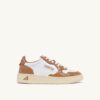 MEDALIST LOW SNEAKER AUS WEISSEM UND BRAUNEM ZUCKERLEDER