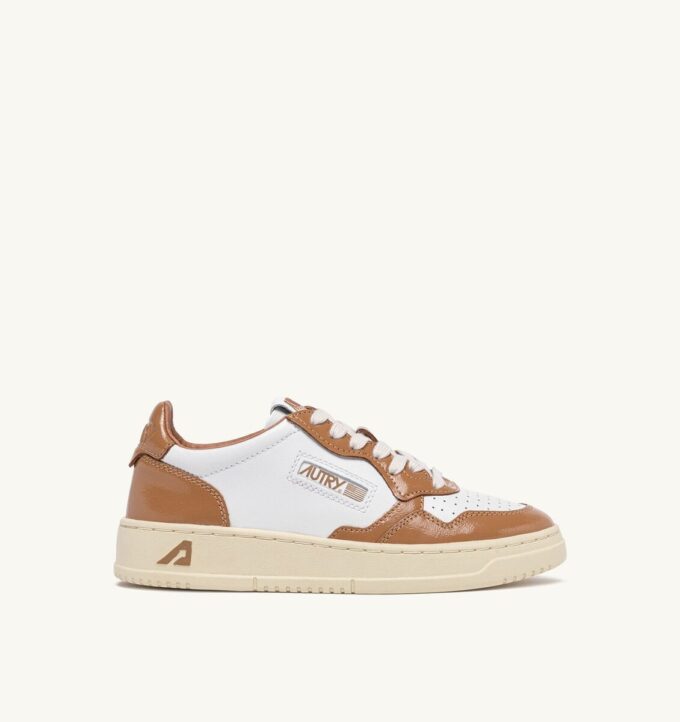 MEDALIST LOW SNEAKER AUS WEISSEM UND BRAUNEM ZUCKERLEDER