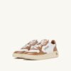 MEDALIST LOW SNEAKER AUS WEISSEM UND BRAUNEM ZUCKERLEDER