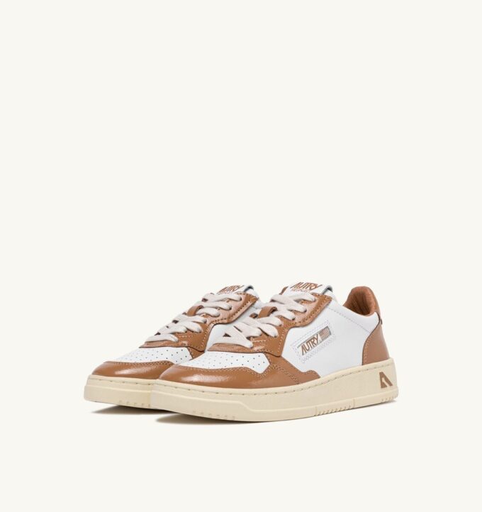 MEDALIST LOW SNEAKER AUS WEISSEM UND BRAUNEM ZUCKERLEDER
