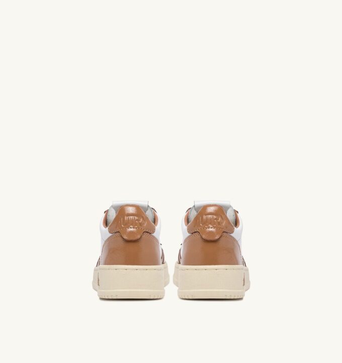MEDALIST LOW SNEAKER AUS WEISSEM UND BRAUNEM ZUCKERLEDER