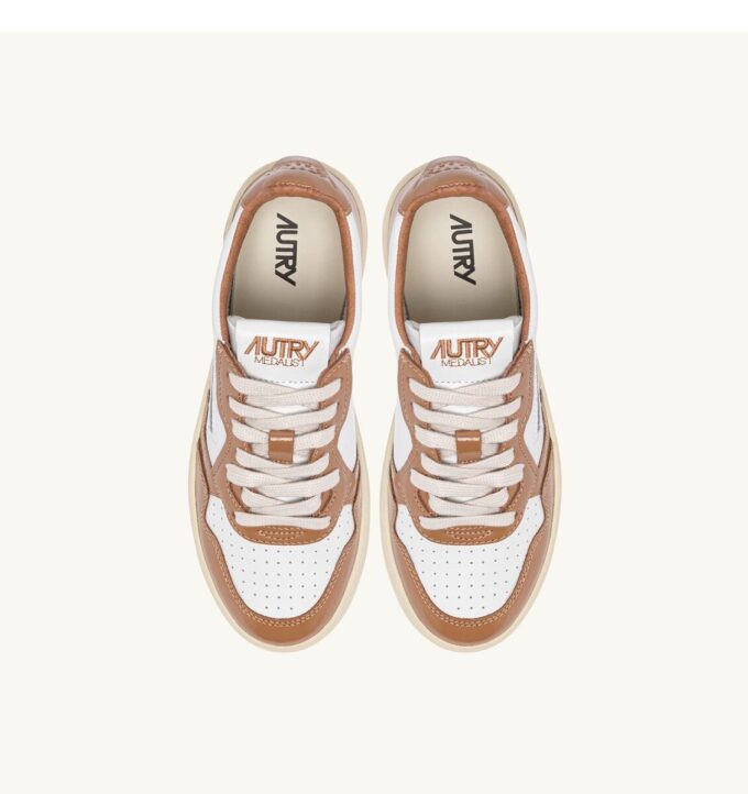 MEDALIST LOW SNEAKER AUS WEISSEM UND BRAUNEM ZUCKERLEDER