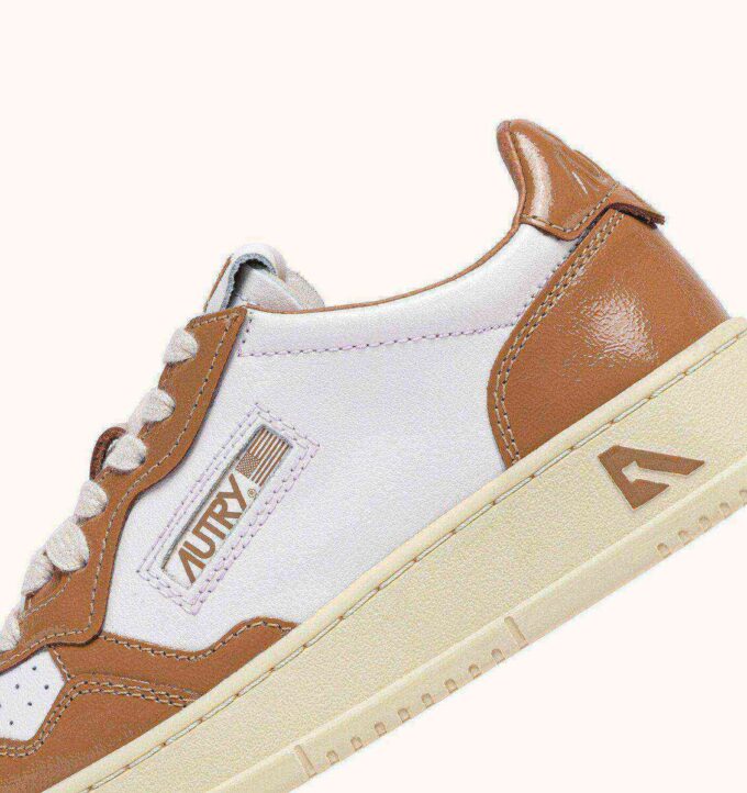 MEDALIST LOW SNEAKER AUS WEISSEM UND BRAUNEM ZUCKERLEDER