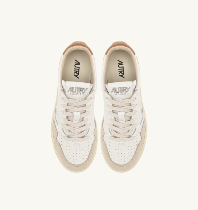 MEDALIST LOW SNEAKER AUS WEISSEM UND BRAUNEM ZUCKERWILDTIER UND LEDER MEDALIST LOW SNEAKER AUS WEISSEM UND BRAUNEM ZUCKERWILDTIER UND LEDER