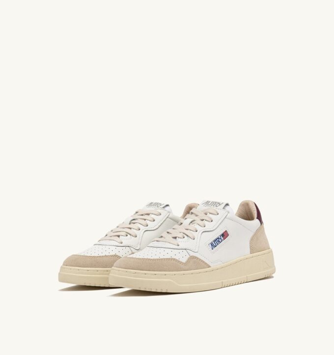MEDALIST LOW SNEAKER AUS WEISSEM UND BURGUNDERROTENEM WILDLEDER UND LEDER MEDALIST LOW SNEAKER AUS WEISSEM UND BURGUNDERROTENEM WILDLEDER UND LEDER