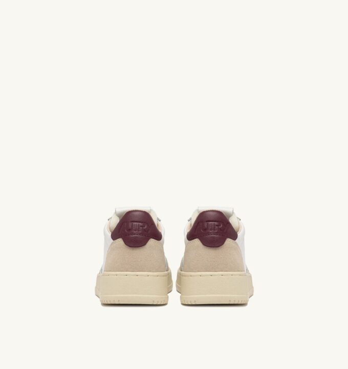 MEDALIST LOW SNEAKER AUS WEISSEM UND BURGUNDERROTENEM WILDLEDER UND LEDER MEDALIST LOW SNEAKER AUS WEISSEM UND BURGUNDERROTENEM WILDLEDER UND LEDER
