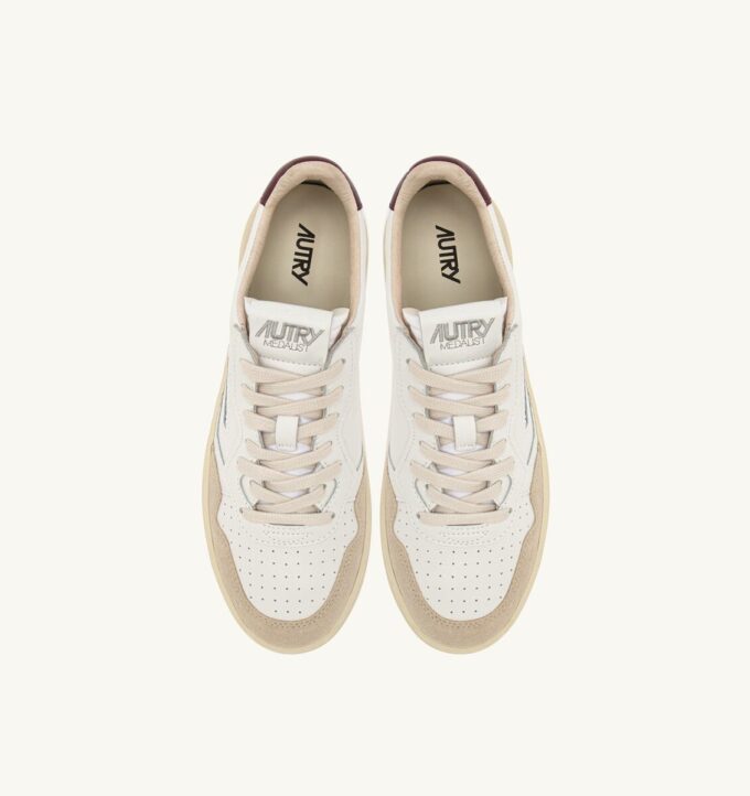MEDALIST LOW SNEAKER AUS WEISSEM UND BURGUNDERROTENEM WILDLEDER UND LEDER MEDALIST LOW SNEAKER AUS WEISSEM UND BURGUNDERROTENEM WILDLEDER UND LEDER