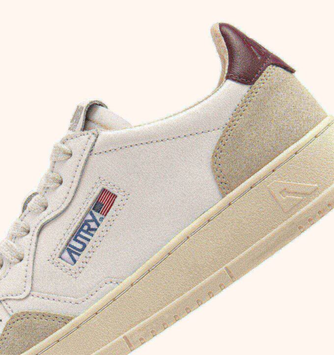 MEDALIST LOW SNEAKER AUS WEISSEM UND BURGUNDERROTENEM WILDLEDER UND LEDER MEDALIST LOW SNEAKER AUS WEISSEM UND BURGUNDERROTENEM WILDLEDER UND LEDER