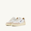MEDALIST LOW SNEAKER AUS WEISSEM UND COVERT GRÜNEM LEDER-WILDLEDER
