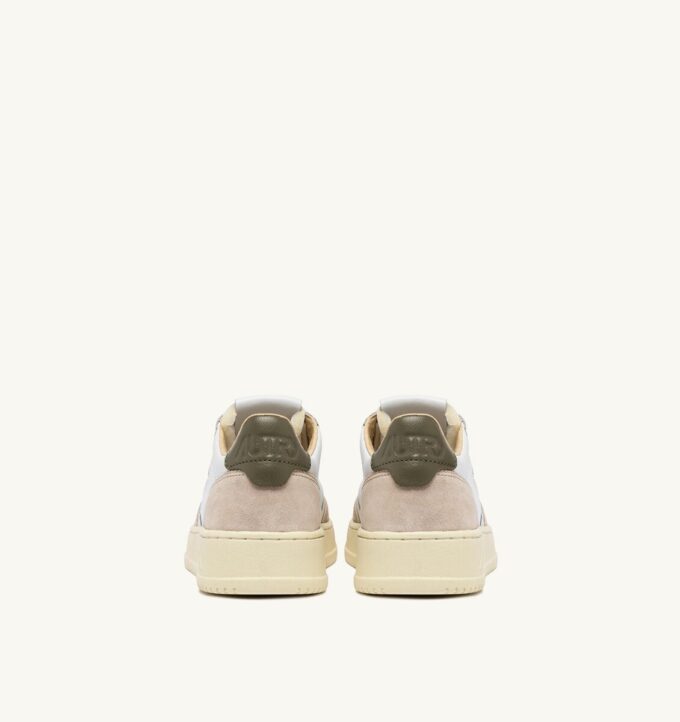 MEDALIST LOW SNEAKER AUS WEISSEM UND COVERT GRÜNEM LEDER-WILDLEDER