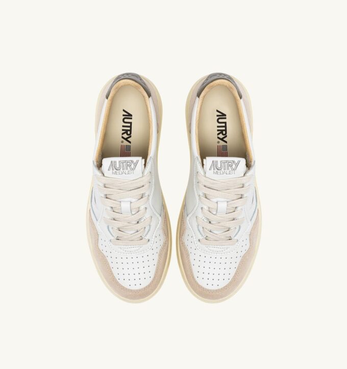 MEDALIST LOW SNEAKER AUS WEISSEM UND COVERT GRÜNEM LEDER-WILDLEDER