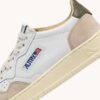 MEDALIST LOW SNEAKER AUS WEISSEM UND COVERT GRÜNEM LEDER-WILDLEDER