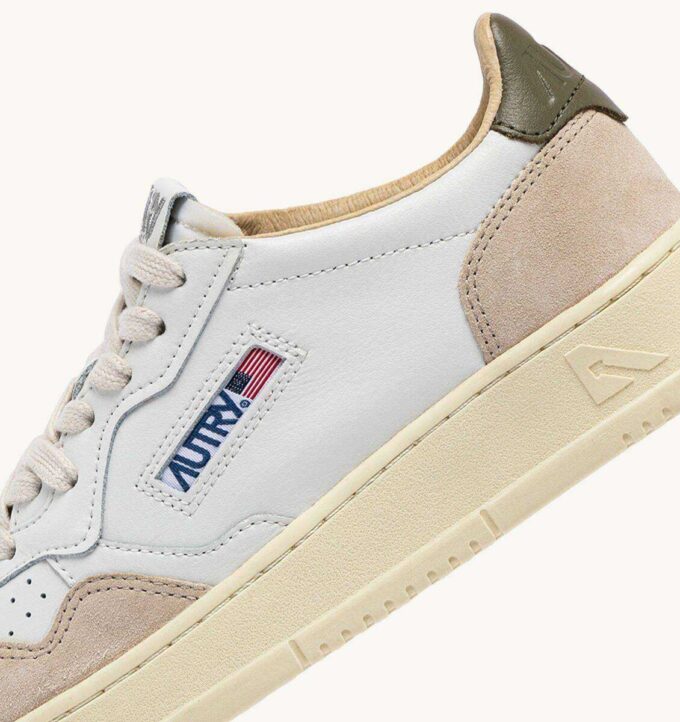 MEDALIST LOW SNEAKER AUS WEISSEM UND COVERT GRÜNEM LEDER-WILDLEDER