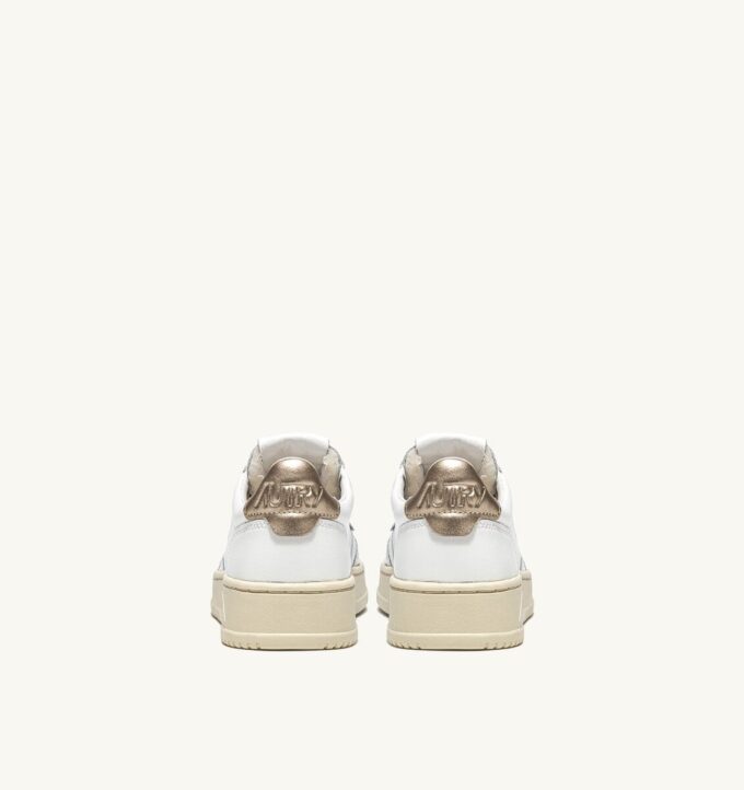 MEDALIST LOW SNEAKER AUS WEISSEM UND GOLDENEM LEDER