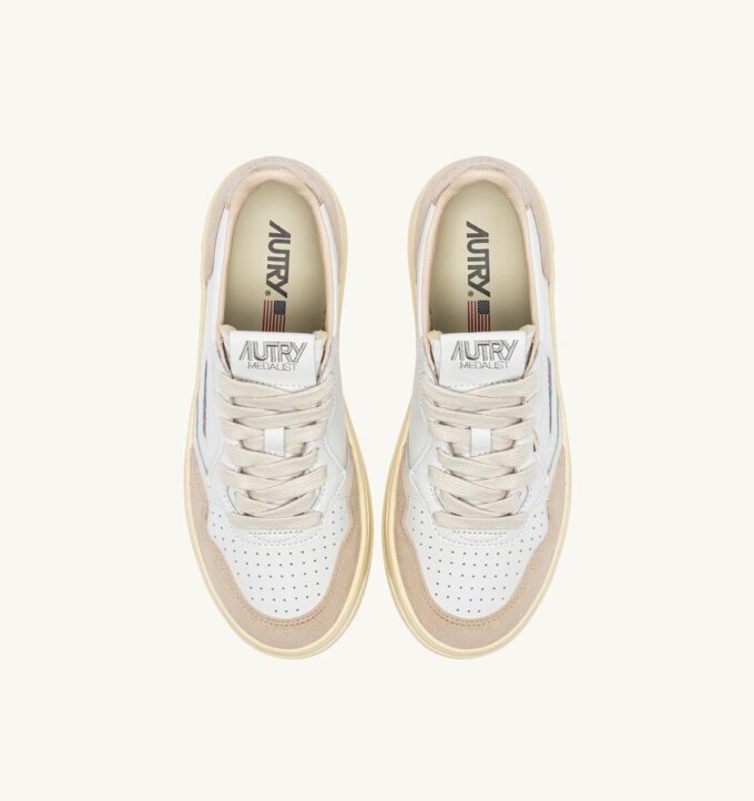 MEDALIST LOW SNEAKER AUS WEISSEM UND GOLDENEM LEDER