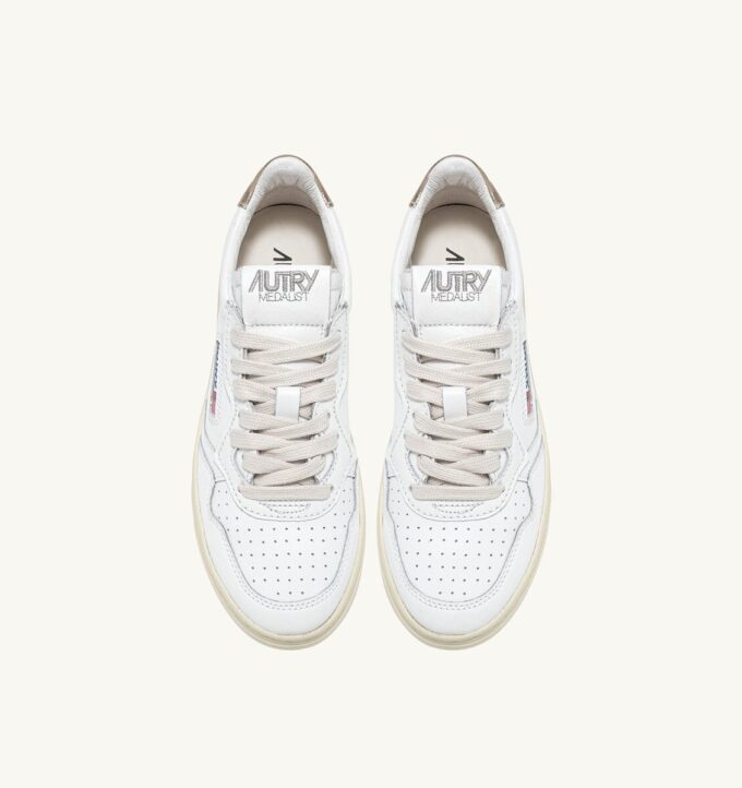MEDALIST LOW SNEAKER AUS WEISSEM UND GOLDENEM LEDER