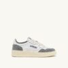 MEDALIST LOW SNEAKER AUS WEISSEM UND GRAUEM LEDER UND WILDLEDER