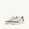 MEDALIST LOW SNEAKER AUS WEISSEM UND GRAUEM LEDER UND WILDLEDER