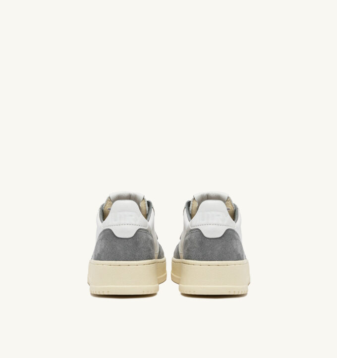 MEDALIST LOW SNEAKER AUS WEISSEM UND GRAUEM LEDER UND WILDLEDER