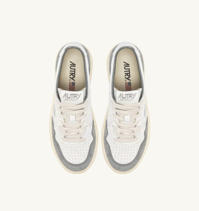 MEDALIST LOW SNEAKER AUS WEISSEM UND GRAUEM LEDER UND WILDLEDER