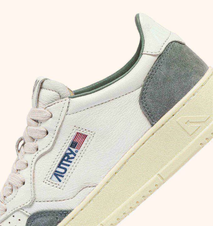 MEDALIST LOW SNEAKER AUS WEISSEM UND GRAUEM LEDER UND WILDLEDER