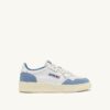 MEDALIST LOW SNEAKER AUS WEISSEM UND HELLBLAUEM LEDER UND WILDLEDER