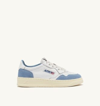 MEDALIST LOW SNEAKER AUS WEISSEM UND HELLBLAUEM LEDER UND WILDLEDER