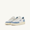 MEDALIST LOW SNEAKER AUS WEISSEM UND HELLBLAUEM LEDER UND WILDLEDER