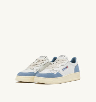 MEDALIST LOW SNEAKER AUS WEISSEM UND HELLBLAUEM LEDER UND WILDLEDER