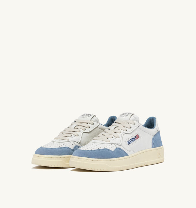 MEDALIST LOW SNEAKER AUS WEISSEM UND HELLBLAUEM LEDER UND WILDLEDER