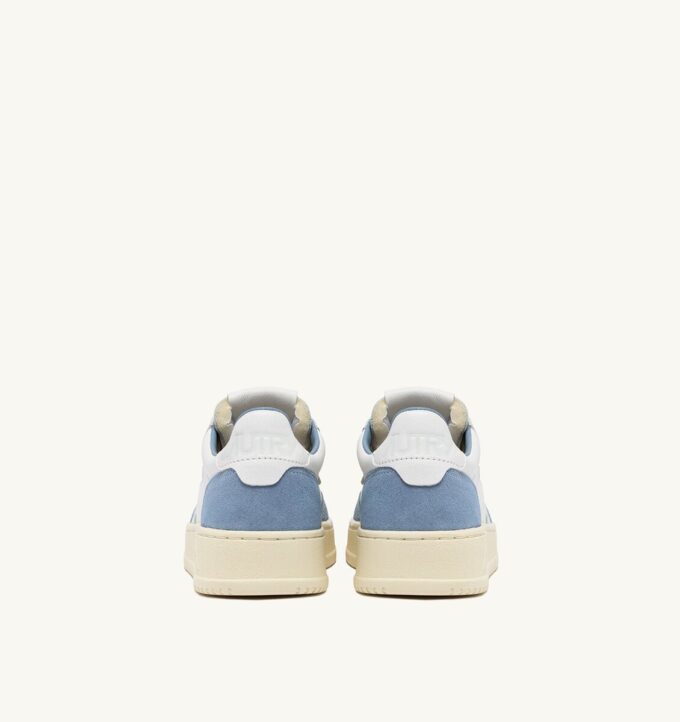 MEDALIST LOW SNEAKER AUS WEISSEM UND HELLBLAUEM LEDER UND WILDLEDER