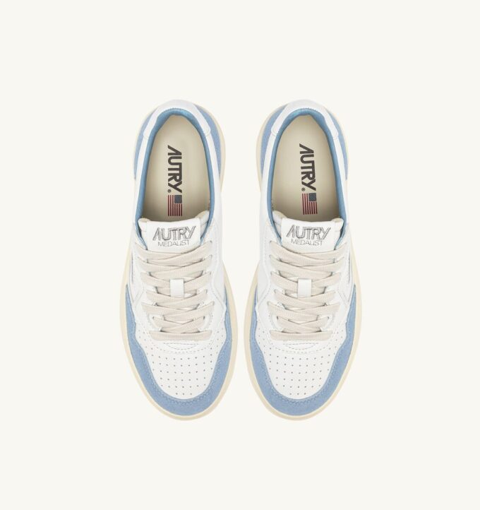 MEDALIST LOW SNEAKER AUS WEISSEM UND HELLBLAUEM LEDER UND WILDLEDER